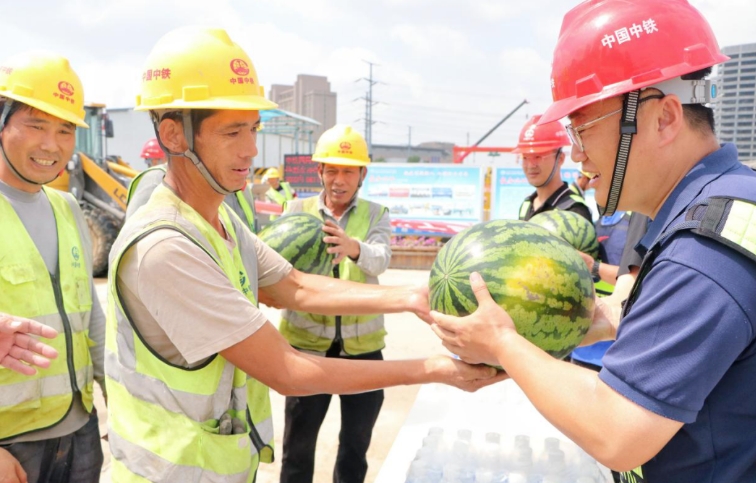 高溫酷暑送清涼 關心關愛農民工